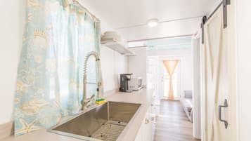 ์บ๋น, ์นจ์ค 2๊ฐ (Tiny House - Aqua Oasis) | 1 ๊ฐ์ ์นจ์ค, ๊ฐ๊ฐ ๋ค๋ฅธ ์คํ์ผ์ ์ธํ
๋ฆฌ์ด, ๊ฐ๊ฐ ๋ค๋ฅด๊ฒ ๊ฐ๊ตฌ ๋น์น, ๋ฐฉ์ ์ค๋น