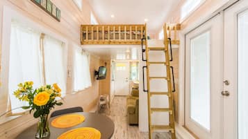 Huisje (Tiny House - Yellow Lifeguard Stand) | Woonruimte | Een flatscreentelevisie, Netflix en streamingdiensten