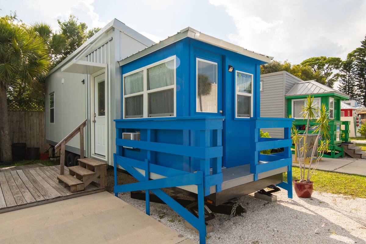 Hytte (Tiny House Blue Lifeguard Stand) | Lydisolert, wi-fi (inkludert) og individuelt dekorert