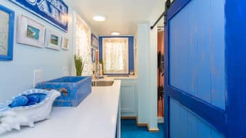 Cabin (Tiny House - Seashell) | 1 bedroom, individually decorated, individually furnished, soundproofing
