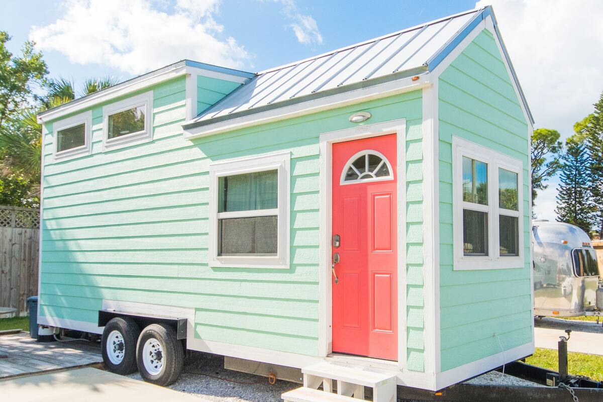 Hytte (Tiny House - Flamingo) | Lydisolert, wi-fi (inkludert) og individuelt dekorert