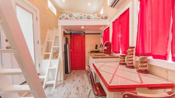 Cabana (Tiny House - Red Lifeguard Stand) | Área de estar | TV de tela plana, Netflix, serviços de streaming