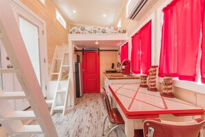 小屋 (Tiny House - Red Lifeguard Stand) | 起居區 | 平面電視、Netflix、串流服務