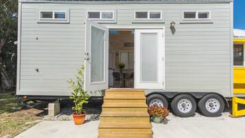 Baita (Tiny House - Yellow Lifeguard Stand) | Vista dalla camera