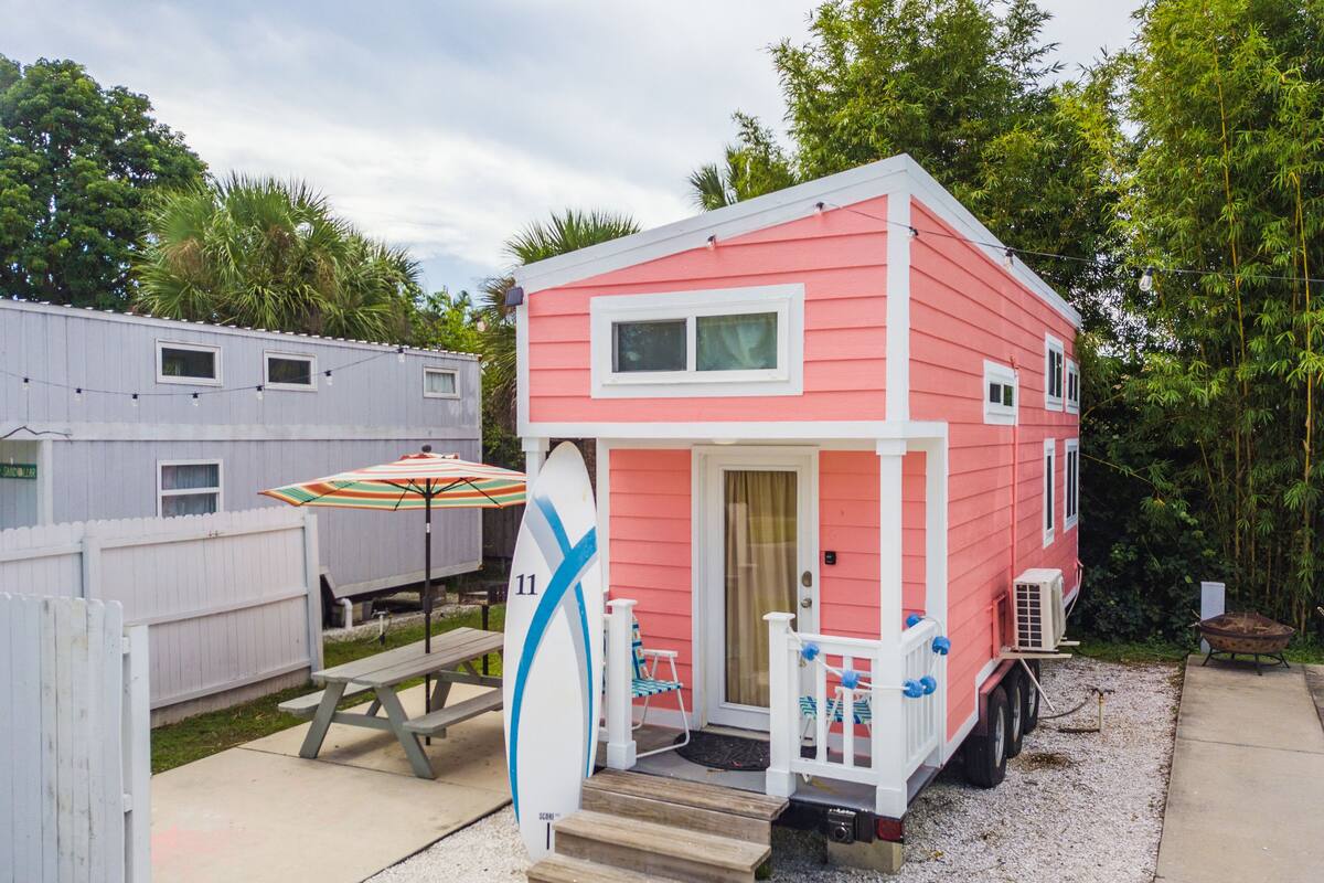 Hytte (Tiny House - Coral Oasis) | Lydisolert, wi-fi (inkludert) og individuelt dekorert