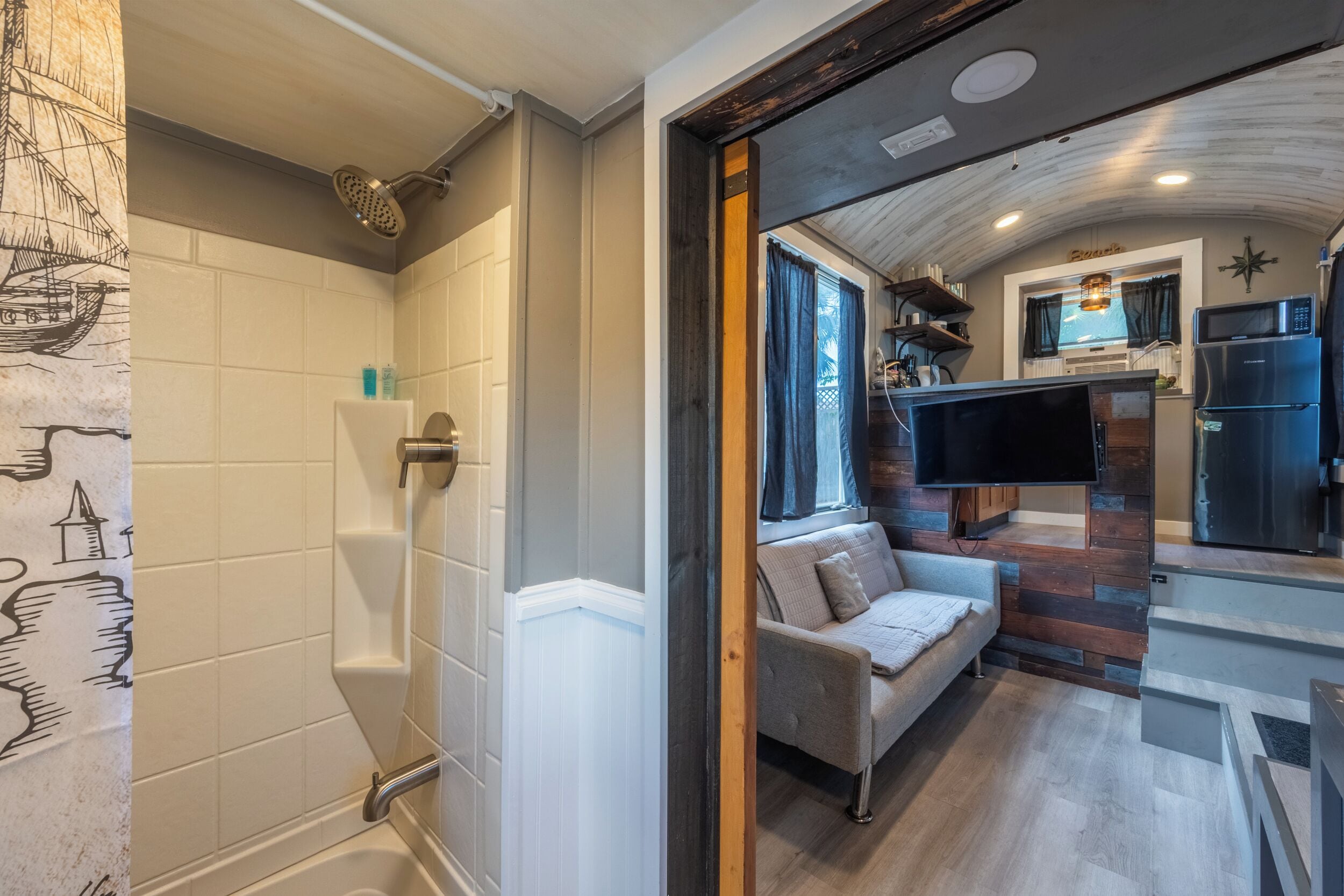 Monolocale Standard | Con stile personalizzato, con arredamento individuale, insonorizzazione