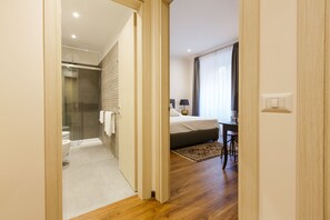 1 quarto, escrivaninha, ferros/tábuas de passar roupa, berço de viagem