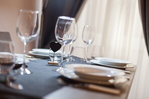 A table set for dining with wine glasses, plates, and cutlery. - ROME BOUTIQUE APARTMENTS comfortable, cozy, central, 8minutes from the vatican (Roma)