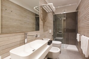 A modern bathroom with a large white sink, a glass shower enclosure, and a toilet. - ROME BOUTIQUE APARTMENTS comfortable, cozy, central, 8minutes from the vatican (Roma)