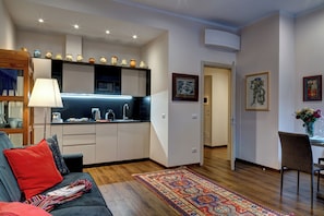 Smart TV, DVD player, brinquedos, livros
