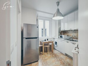 Fridge, oven, stovetop, dishwasher