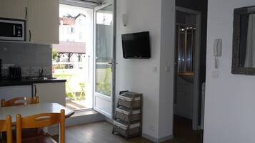 Réfrigérateur, micro-ondes, plaque de cuisson, cafetiÚre/bouilloire