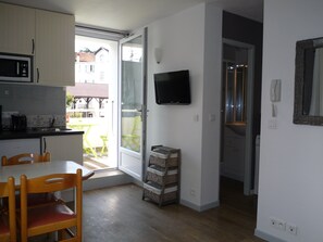 Réfrigérateur, micro-ondes, plaque de cuisson, cafetiÚre/bouilloire