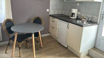 Réfrigérateur, micro-ondes, plaque de cuisson, cafetiÚre/bouilloire