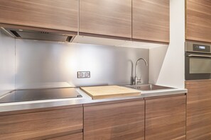 Réfrigérateur, micro-ondes, lave-vaisselle, cafetière/bouilloire