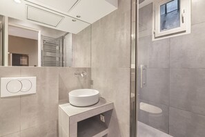 Douche, sèche-cheveux, serviettes fournies