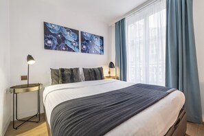 2 chambres, coffres-forts dans les chambres, fer et planche à repasser