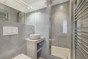 Een douche, een haardroger, handdoeken