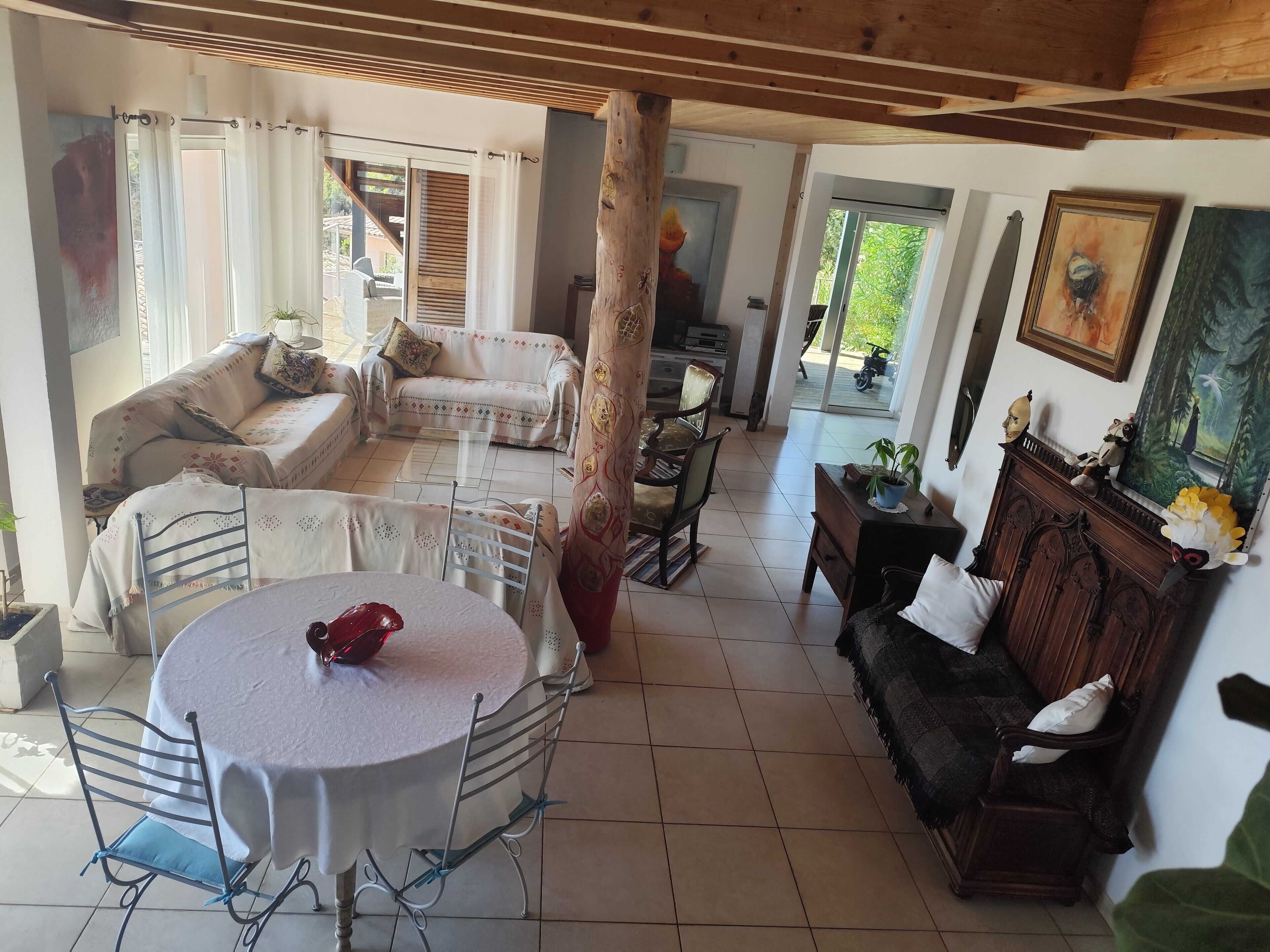 Télévision, livres, chaîne hi-fi