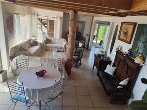 Una televisión, libros, un reproductor estéreo