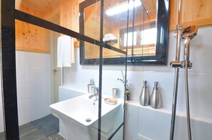 Maison | Salle de bain | Douche, articles de toilette gratuits, serviettes fournies