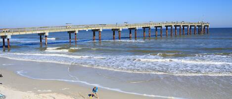 Playa en los alrededores, camastros y toallas de playa