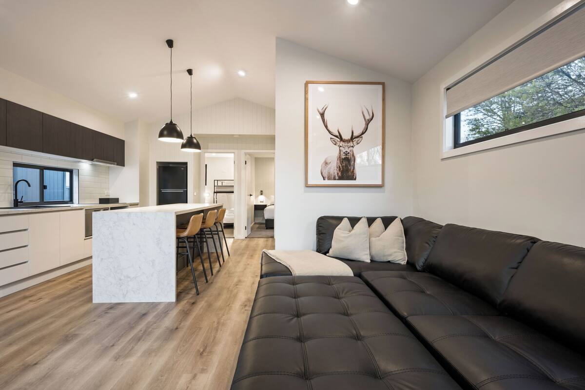 Villa de lujo, 2 habitaciones | Área de sala de estar | Televisión de pantalla plana y reproductor de DVD 