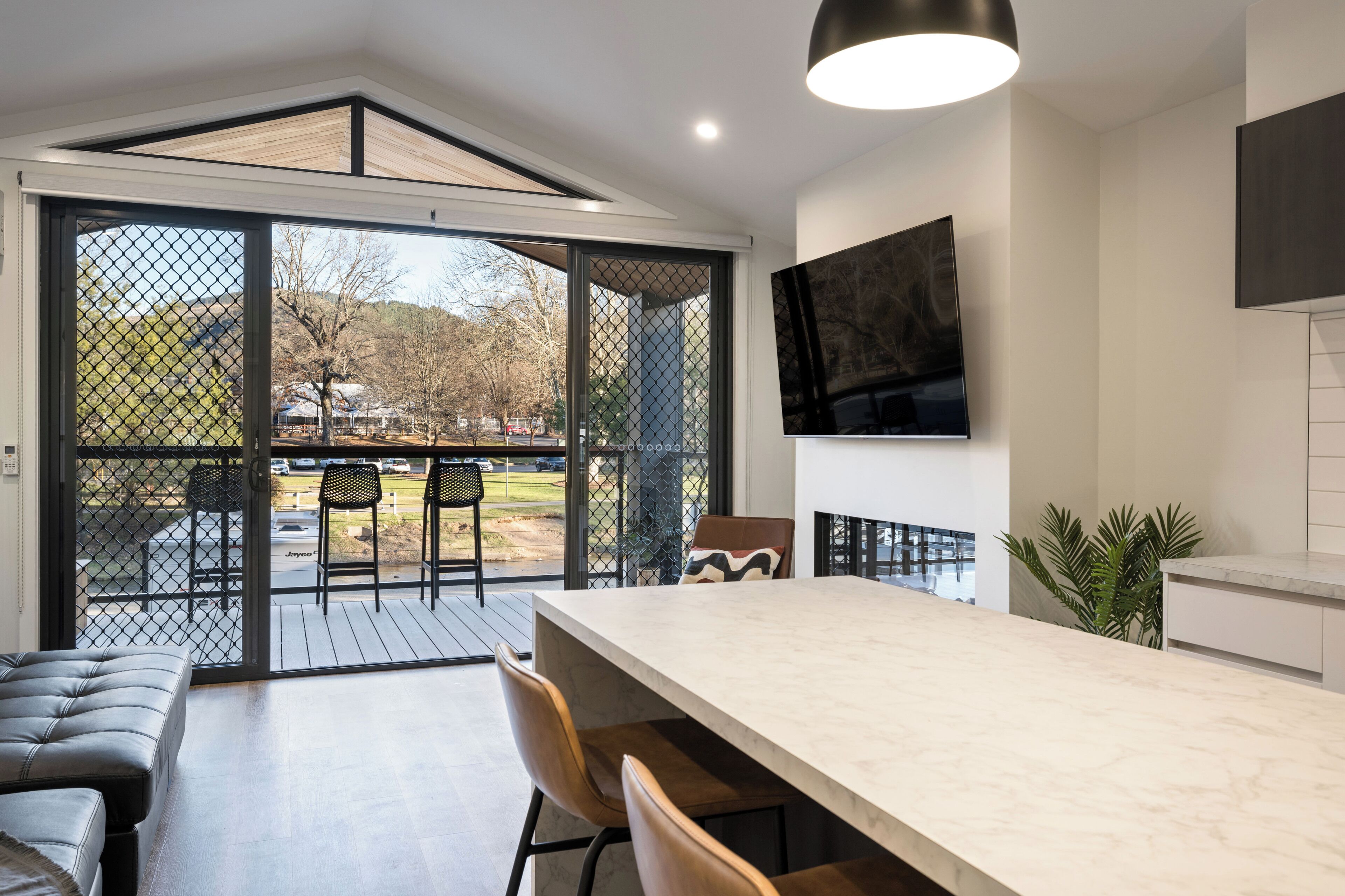 ラグジュアリー キャビン 2 ベッドルーム | リビング エリア | 薄型テレビ、DVD プレーヤー