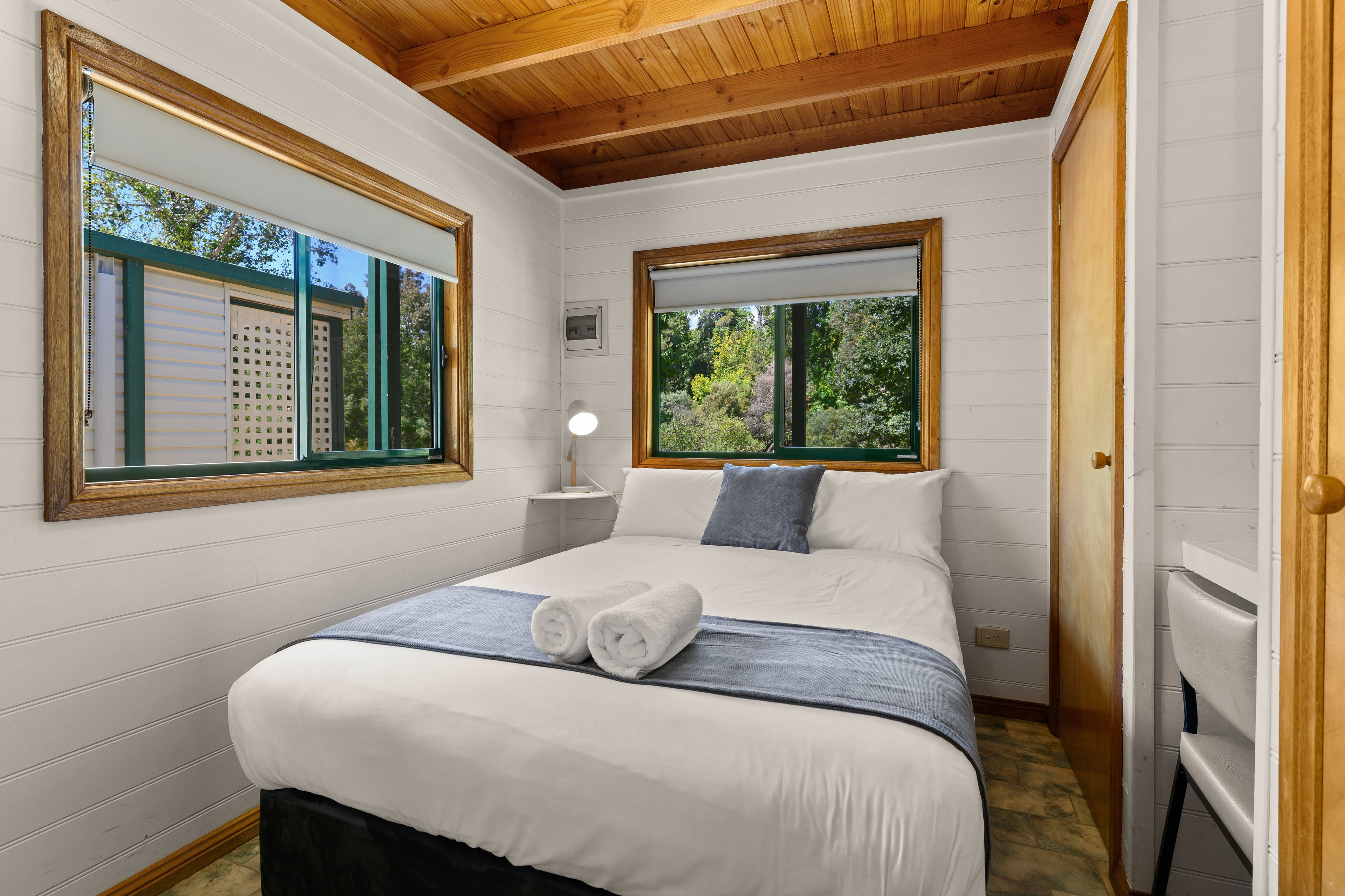 Muebles diferentes, tabla de planchar con plancha y wifi gratis 