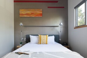 2 bedrooms, desk, iron/ironing board, WiFi