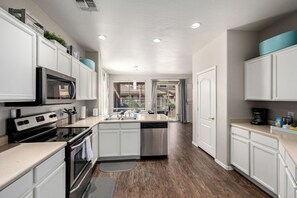 Een koelkast, een magnetron, een oven, een kookplaat