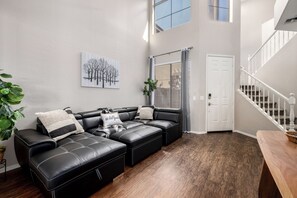 Una Smart TV, una chimenea, videojuegos, una biblioteca de música