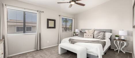 3 habitaciones, escritorio, tabla de planchar con plancha y wifi gratis