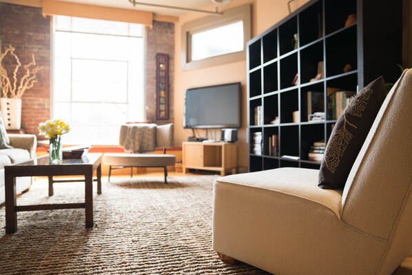 Smart TV, livros, aparelho de som