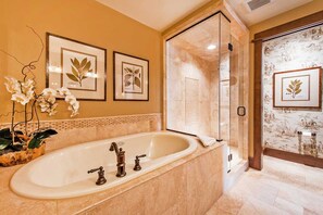Een douche, een bubbelbad, gratis toiletartikelen, een haardroger