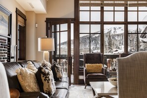 Smart TV, caminetto, lettore DVD, impianto stereo