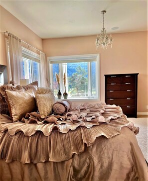 3 bedrooms, in-room safe, desk, iron/ironing board - Movie Theater! Hot Tub! Private Rental 3 Bedrooms and 2 Bathrooms. (Bellingham)