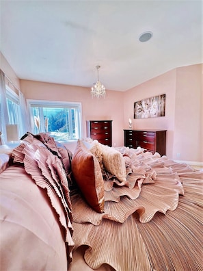 3 bedrooms, in-room safe, desk, iron/ironing board