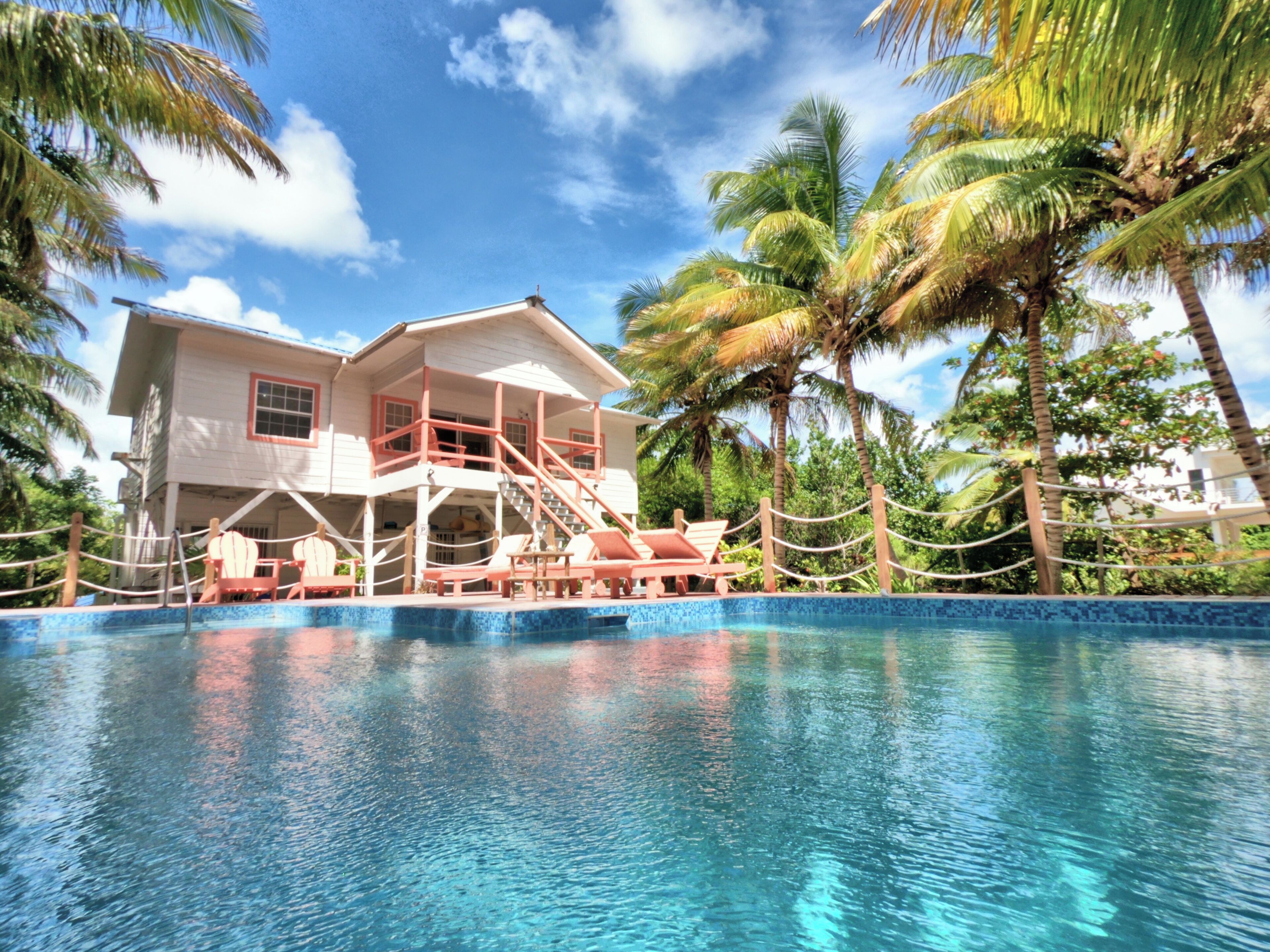 Een buitenzwembad en een verwarmd zwembad