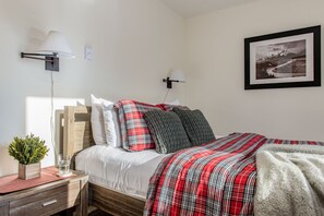 2 bedrooms, desk, iron/ironing board, WiFi - Outpost: Chokeberry 3823 - Updated Kitchen and Bathroom (Wilson)