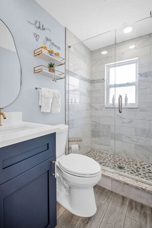 Dusche, Haartrockner, Handtücher, Seife