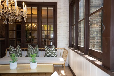 Historic house, 1.5miles from U of I University