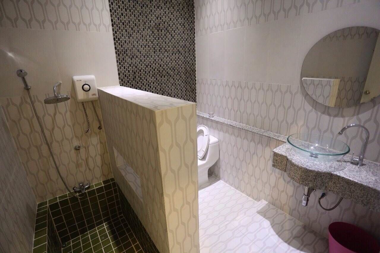 Kylpyhuone, jossa on suihku, wc ja pesuallas.