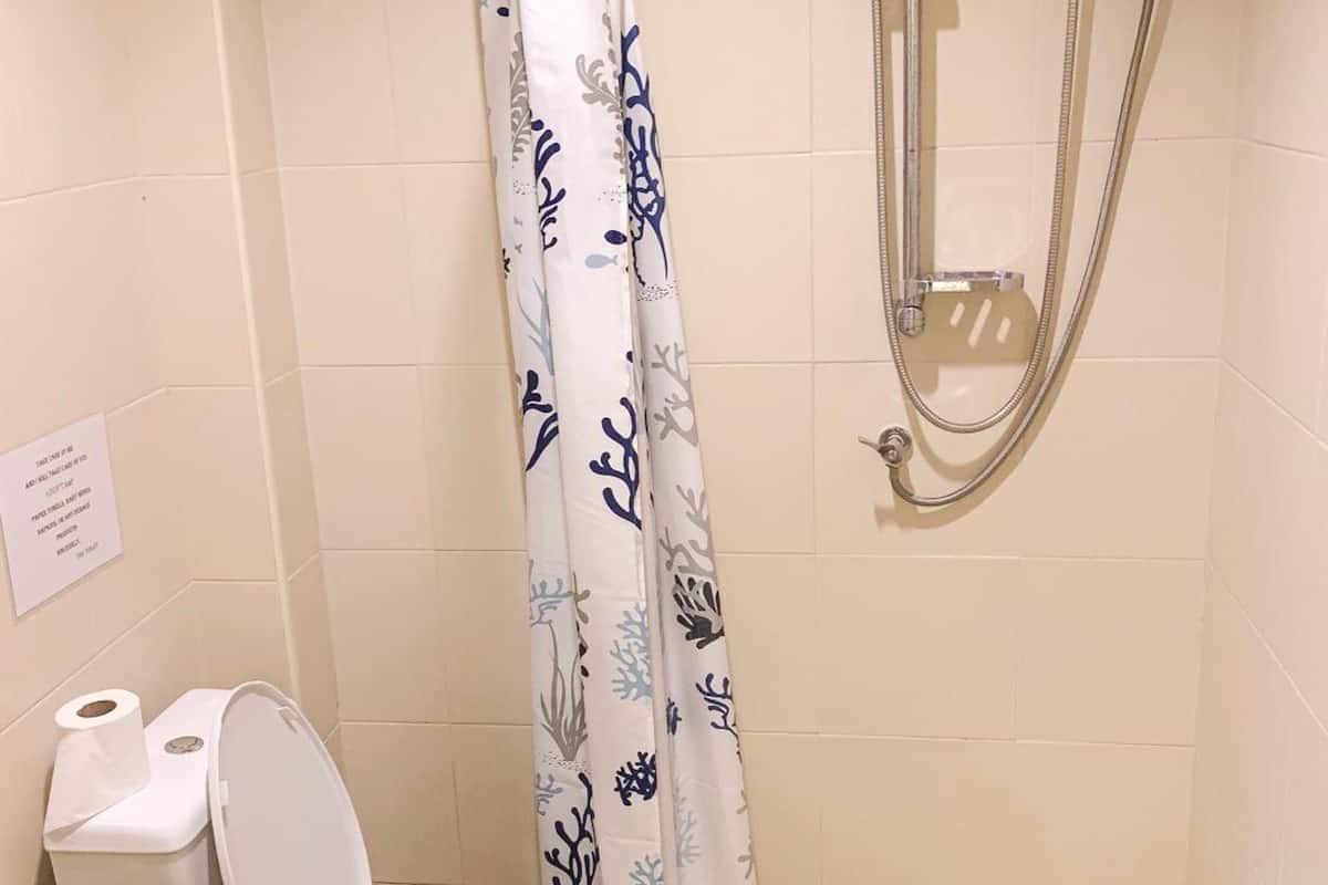 shower, free toiletries, bathrobes, slippers