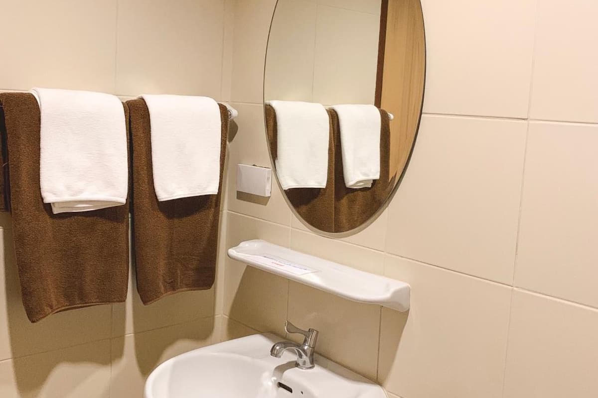 shower, free toiletries, bathrobes, slippers