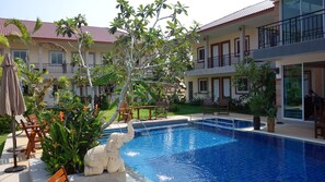 Una piscina al aire libre
