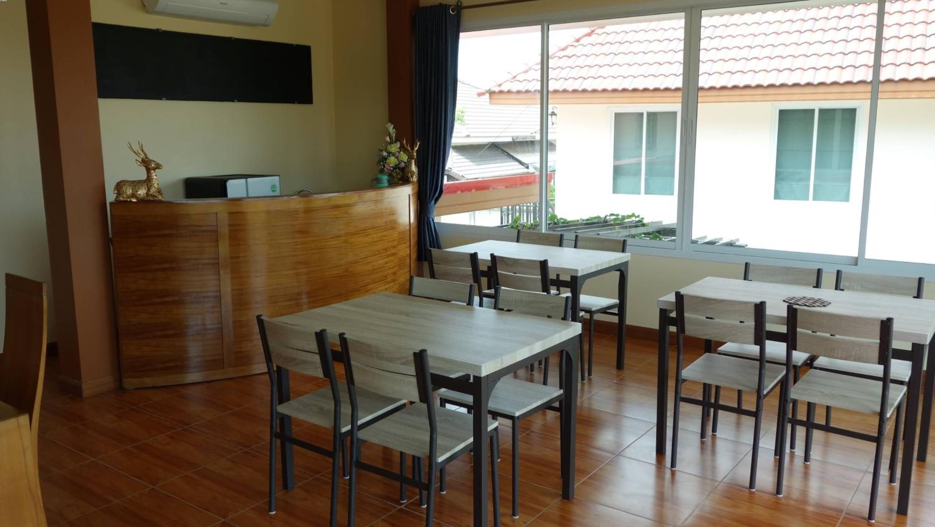 breakfast, lunch, dinner served; international cuisine