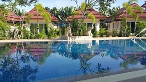 Una piscina al aire libre