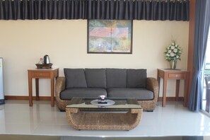 42-inch flat-screen TV with cable channels, TV - Baan Sooksiri Bangsaray (Sattahip)
