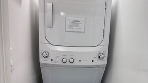 Eine weiße Waschmaschine mit Frontlader in einem Waschraum.